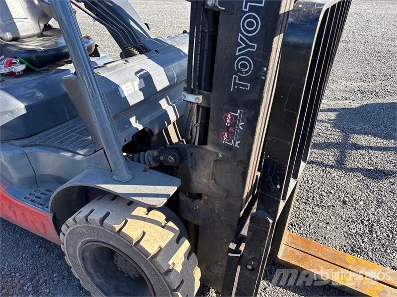 Toyota 8FGU25 4340 lb Forklift フォークリフト - その他