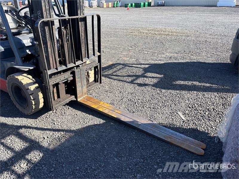 Toyota 8FGU25 4340 lb Forklift フォークリフト - その他