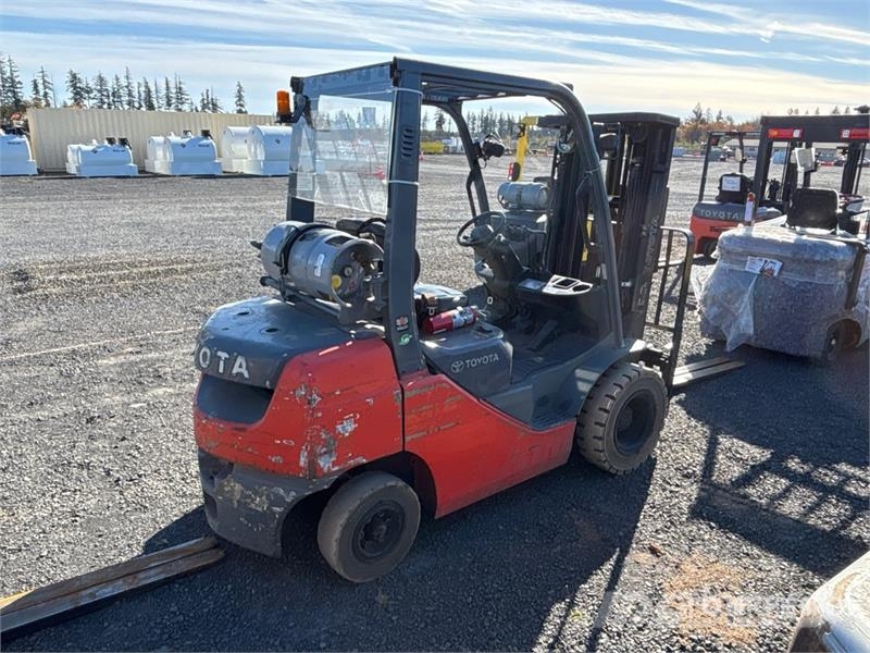 Toyota 8FGU25 4340 lb Forklift フォークリフト - その他