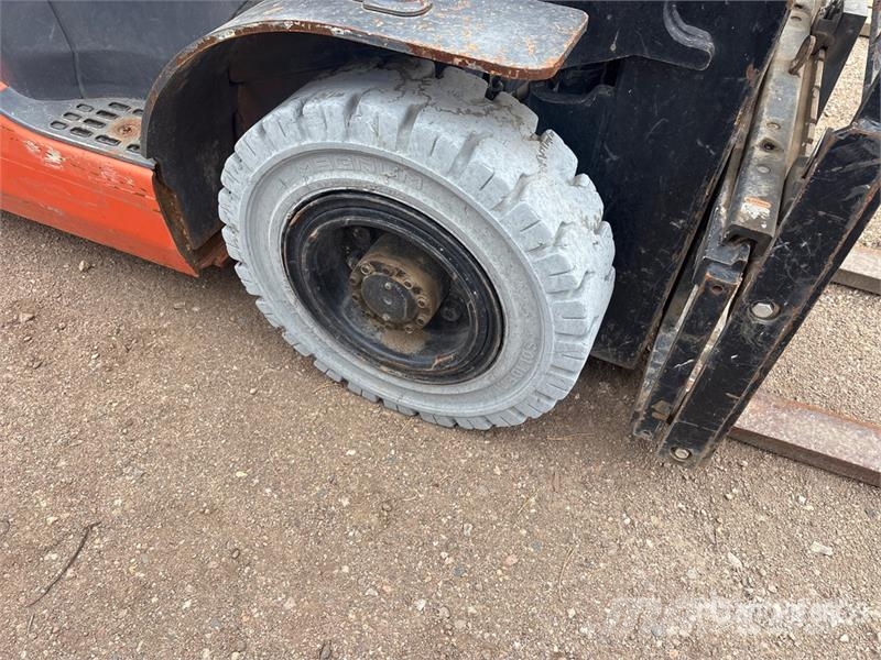 Toyota 8FGV25 4750 lb Cushion Tire Forklift Gaffeltrucker - Annet