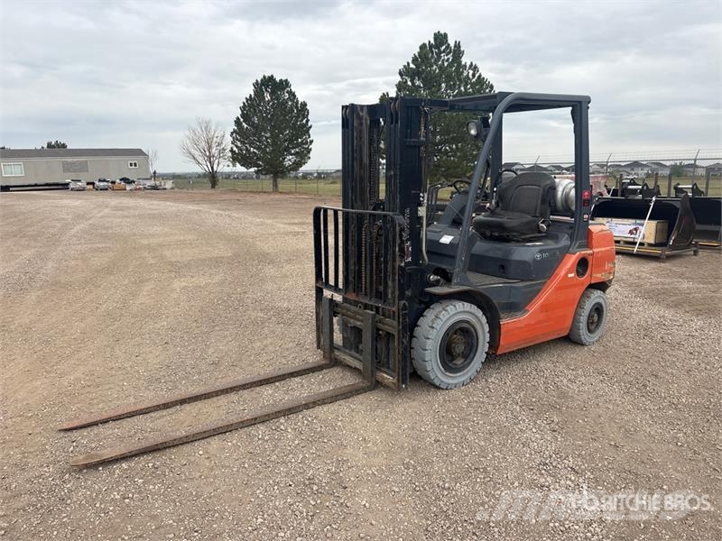 Toyota 8FGV25 4750 lb Cushion Tire Forklift Gaffeltrucker - Annet