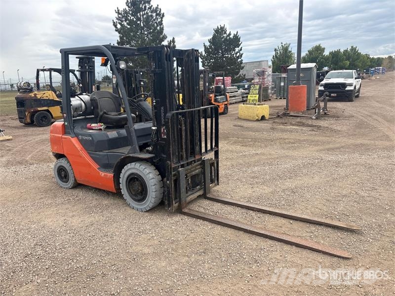 Toyota 8FGV25 4750 lb Cushion Tire Forklift Gaffeltrucker - Annet