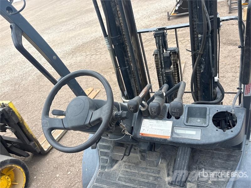 Toyota 8FGV25 4750 lb Cushion Tire Forklift Gaffeltrucker - Annet
