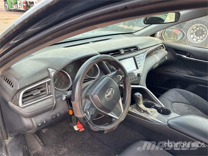 Toyota Camry LE Personbiler