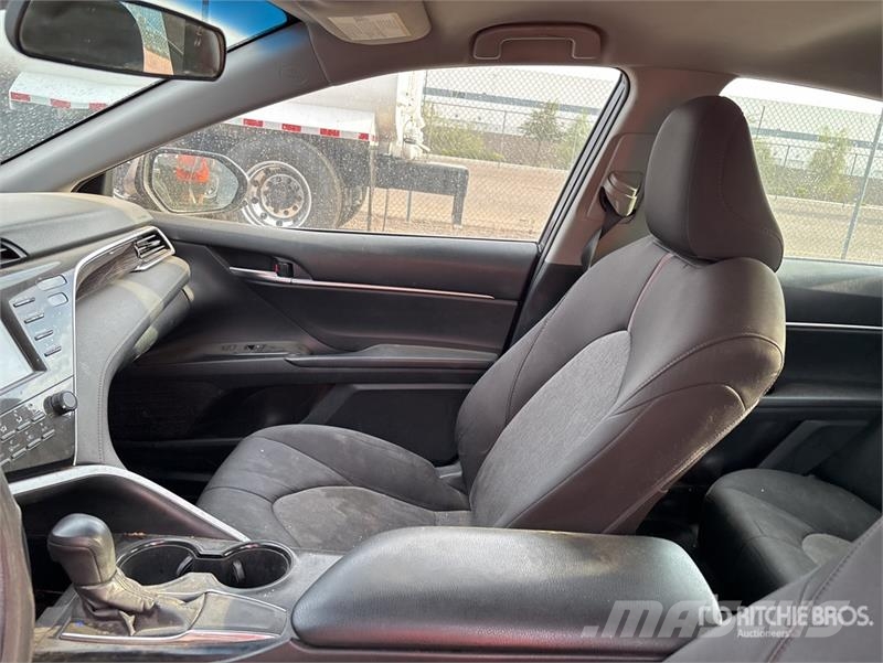Toyota Camry LE Personbiler