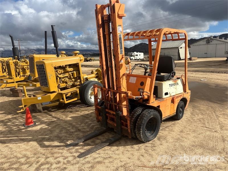 Toyota FG25 5000 lb Pneumatic Tire Forklift Kahveltõstukid - muud