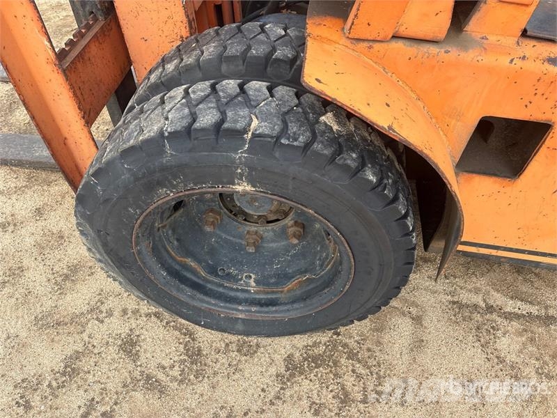 Toyota FG25 5000 lb Pneumatic Tire Forklift Kahveltõstukid - muud