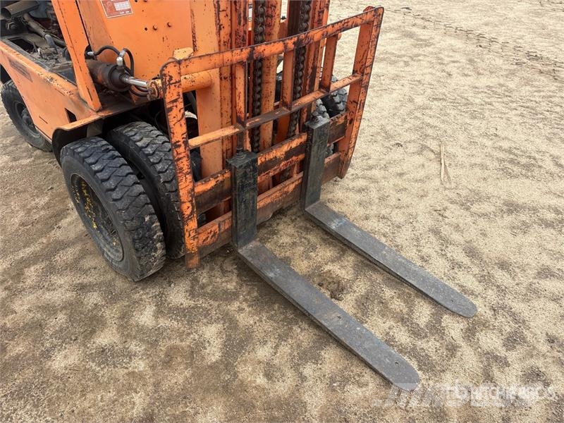 Toyota FG25 5000 lb Pneumatic Tire Forklift Kahveltõstukid - muud