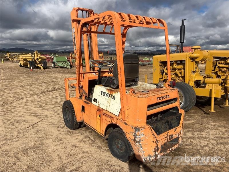 Toyota FG25 5000 lb Pneumatic Tire Forklift Kahveltõstukid - muud
