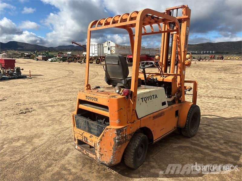 Toyota FG25 5000 lb Pneumatic Tire Forklift Kahveltõstukid - muud