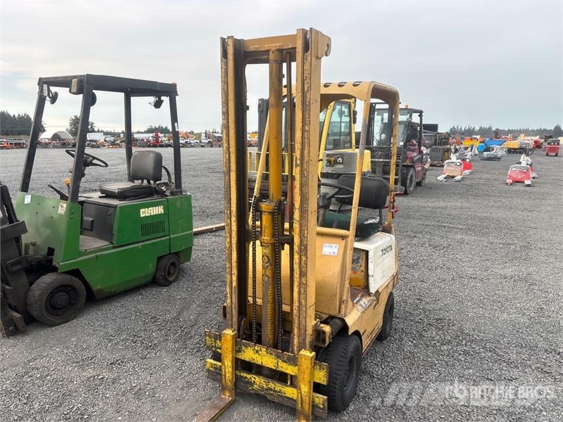 Toyota FGA9 1500 lb Pneumatic Tire Forklift (Inoperable) Andere Gabelstapler