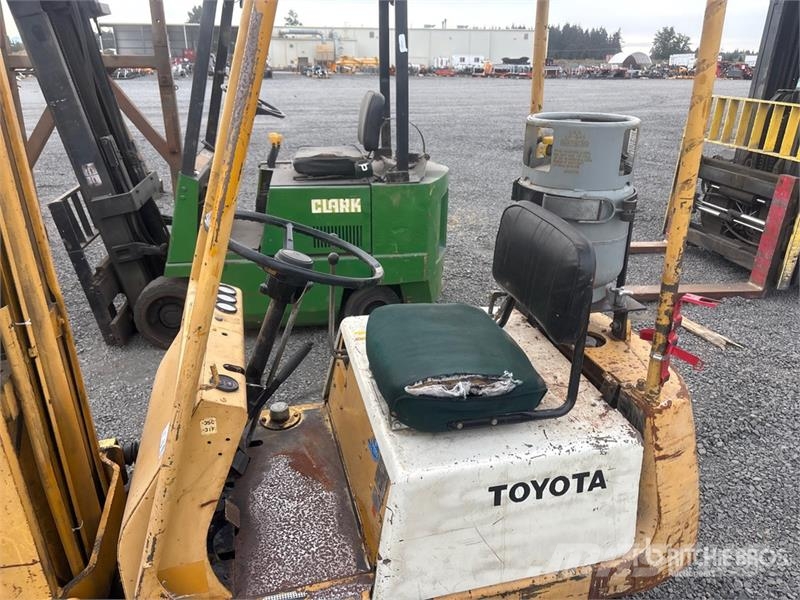 Toyota FGA9 1500 lb Pneumatic Tire Forklift (Inoperable) Andere Gabelstapler