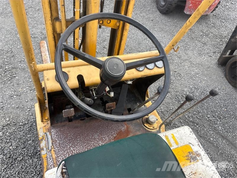 Toyota FGA9 1500 lb Pneumatic Tire Forklift (Inoperable) Andere Gabelstapler