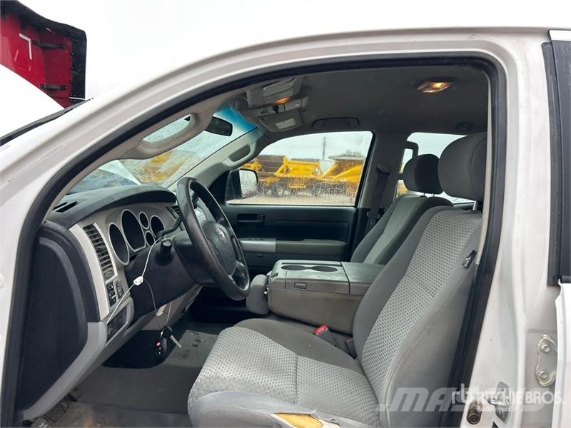 Toyota Tundra 4x4 Crew Cab Pickup Andere Transporter