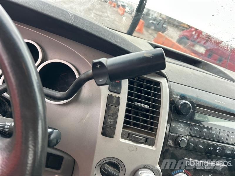 Toyota Tundra 4x4 Crew Cab Pickup Andere Transporter