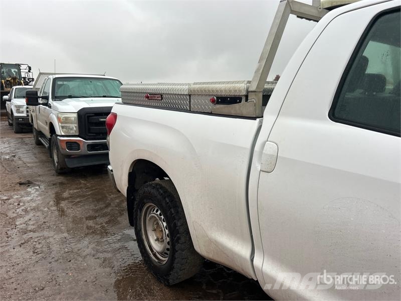 Toyota Tundra 4x4 Crew Cab Pickup Andere Transporter