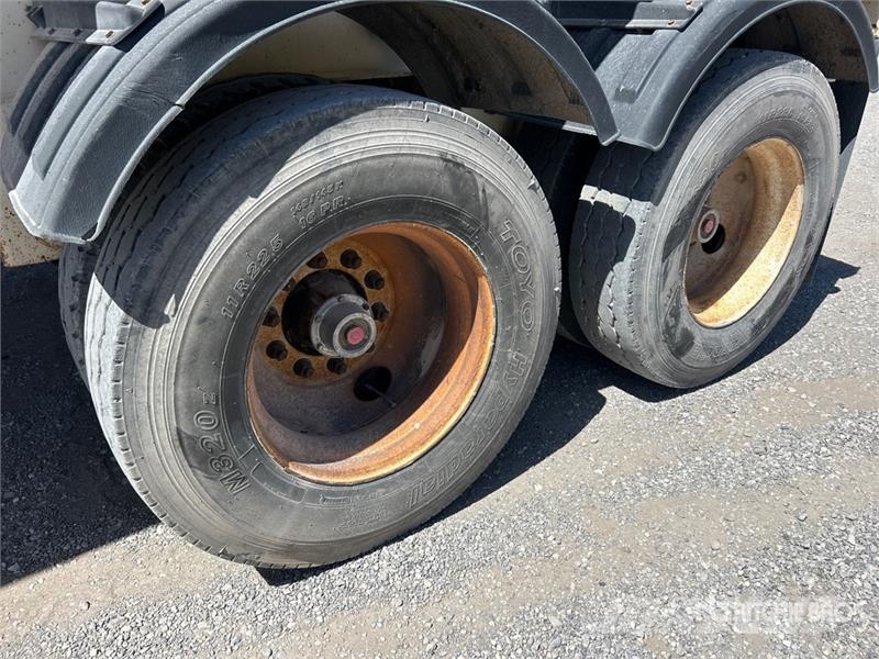 Trail King TK60SSD-392 34 ft T/A Side Dump Trailer Самосвали