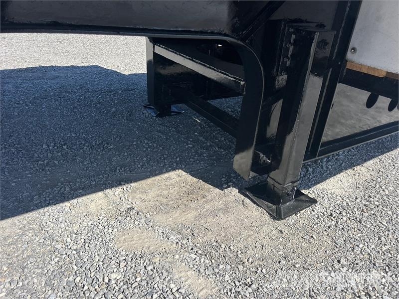 Transcraft DLT3000 48 ft Tri/A Step Deck Trailer Low loaders