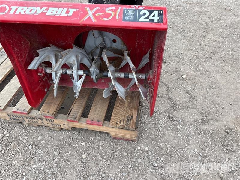 Troy-Bilt 24 in Snow Blower Fresadoras quitanieves