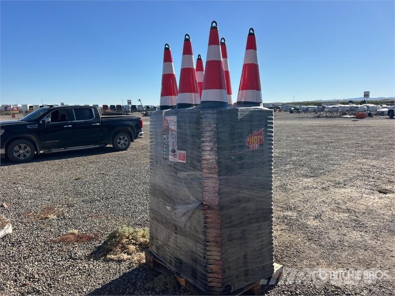TSC Quantity of (250) Traffic Cones (Unused) Cauruļvadu buldozeri