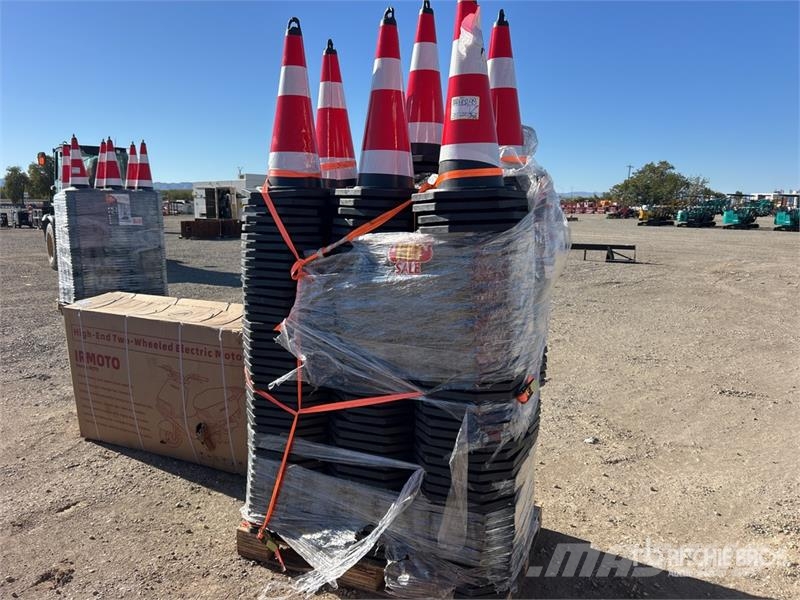 TSC Quantity of (250) Traffic Cones (Unused) Cauruļvadu buldozeri