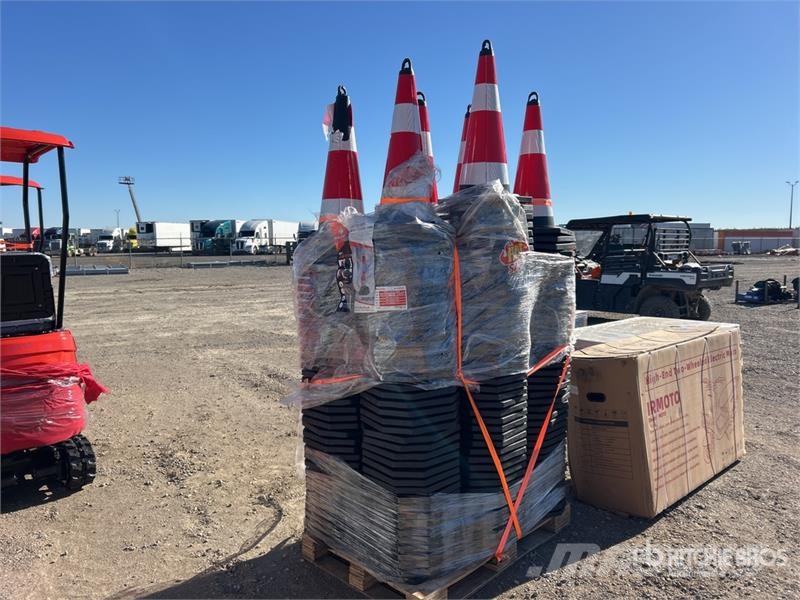 TSC Quantity of (250) Traffic Cones (Unused) Cauruļvadu buldozeri