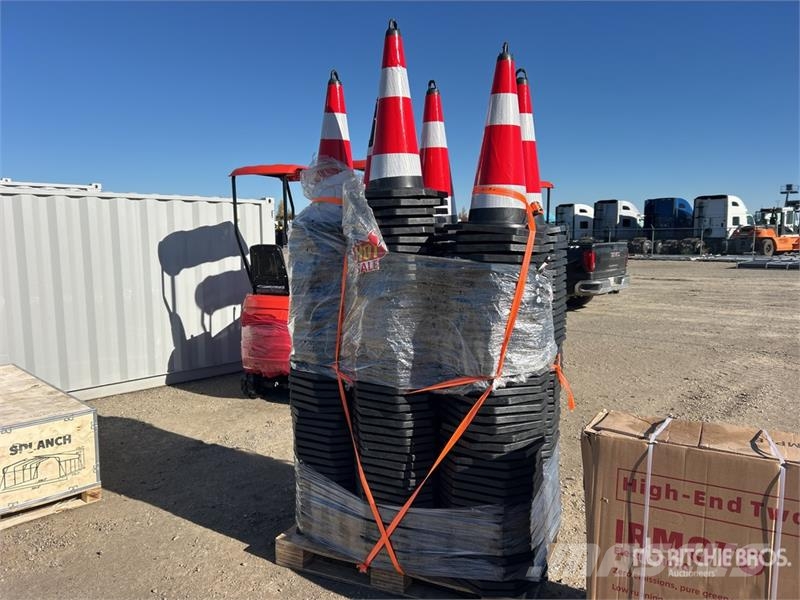 TSC Quantity of (250) Traffic Cones (Unused) Cauruļvadu buldozeri