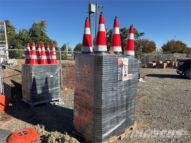 TSC Quantity of (250) Traffic Cones (Unused) Cauruļvadu buldozeri