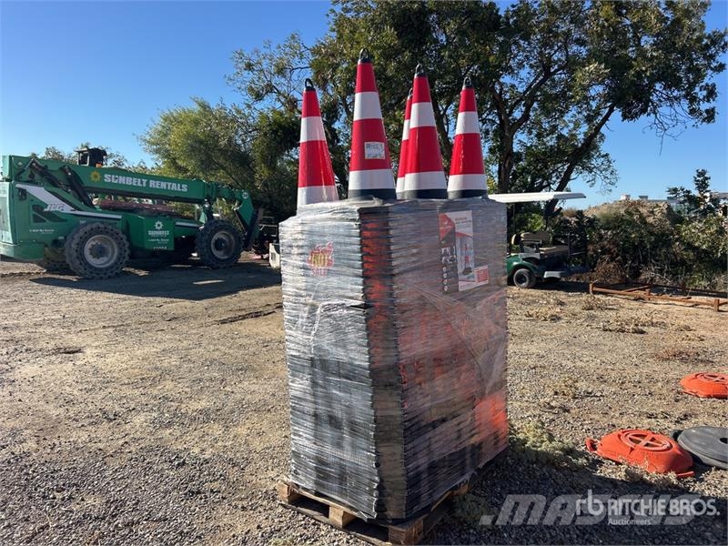 TSC Quantity of (250) Traffic Cones (Unused) Cauruļvadu buldozeri