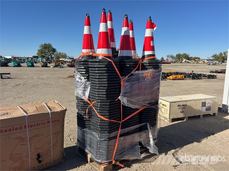 TSC Quantity of (250) Traffic Cones (Unused) Cauruļvadu buldozeri