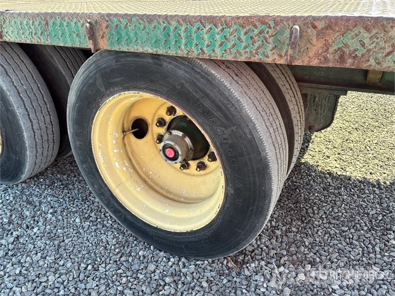Utility 45 ft T/A Step Deck Trailer Mélybölcsős