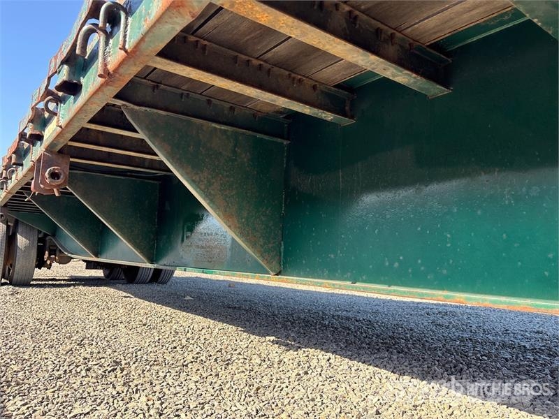 Utility 45 ft T/A Step Deck Trailer Mélybölcsős