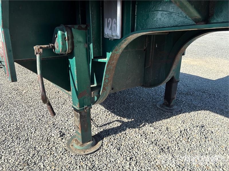 Utility 45 ft T/A Step Deck Trailer Mélybölcsős