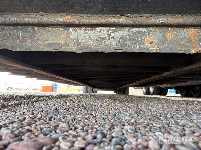 Utility Tri/A 8 Car Enclosed Car Carrier Trailer Vehicle transport semi-trailers