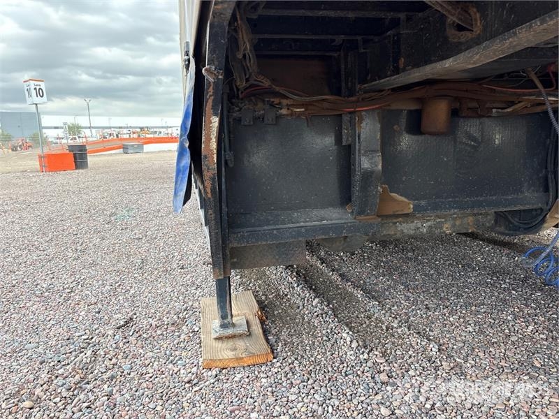 Utility Tri/A 8 Car Enclosed Car Carrier Trailer Vehicle transport semi-trailers
