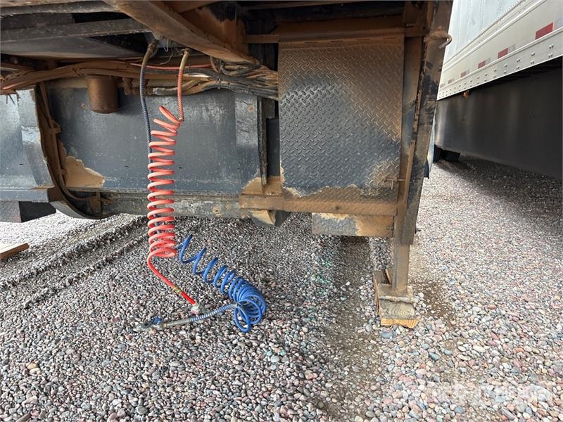Utility Tri/A 8 Car Enclosed Car Carrier Trailer Vehicle transport semi-trailers