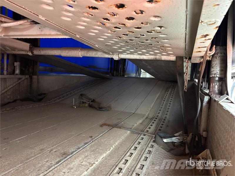 Utility Tri/A 8 Car Enclosed Car Carrier Trailer Vehicle transport semi-trailers