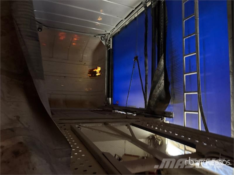 Utility Tri/A 8 Car Enclosed Car Carrier Trailer Vehicle transport semi-trailers