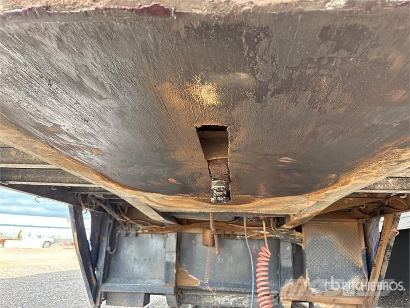 Utility Tri/A 8 Car Enclosed Car Carrier Trailer Vehicle transport semi-trailers