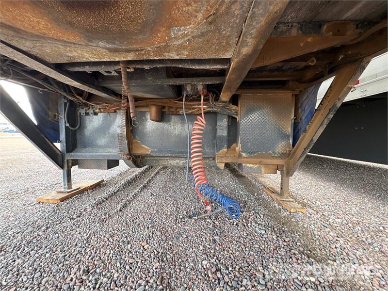 Utility Tri/A 8 Car Enclosed Car Carrier Trailer Vehicle transport semi-trailers