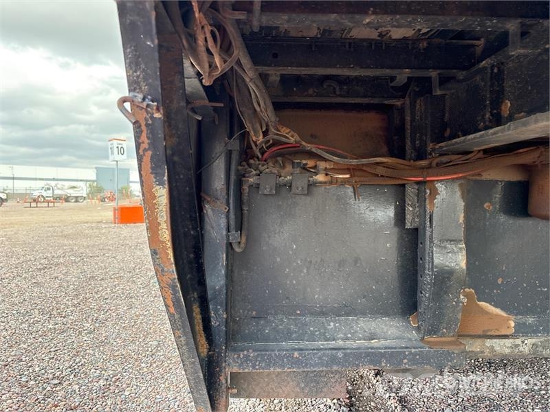 Utility Tri/A 8 Car Enclosed Car Carrier Trailer Vehicle transport semi-trailers