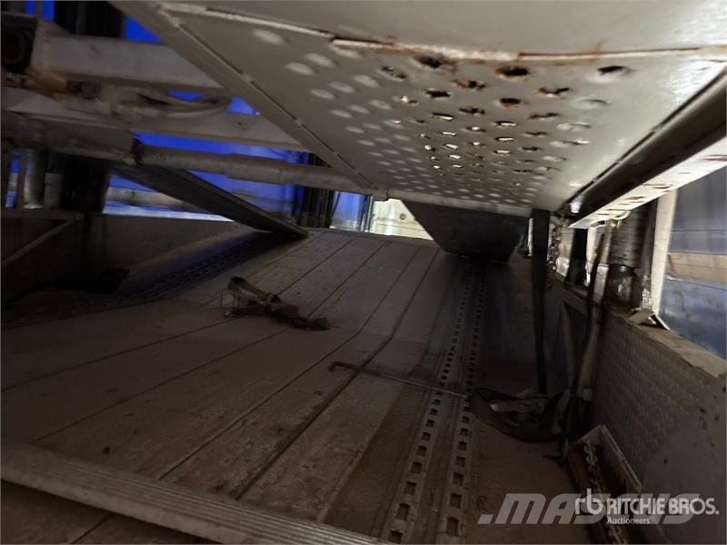 Utility Tri/A 8 Car Enclosed Car Carrier Trailer Vehicle transport semi-trailers