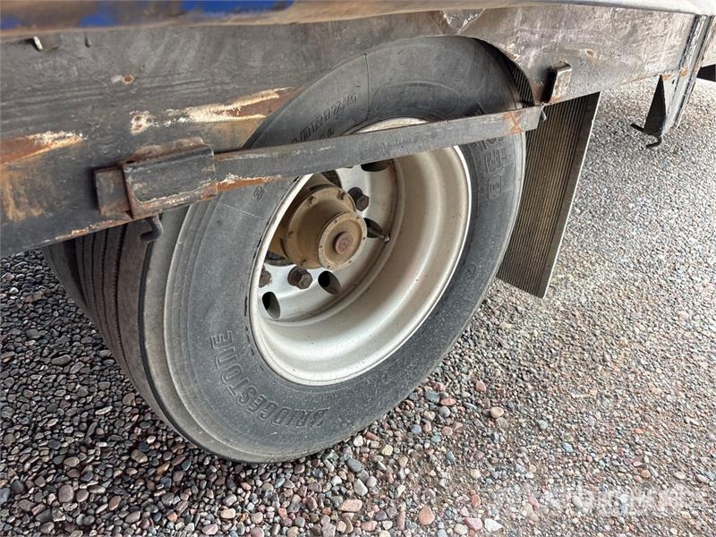 Utility Tri/A 8 Car Enclosed Car Carrier Trailer Vehicle transport semi-trailers