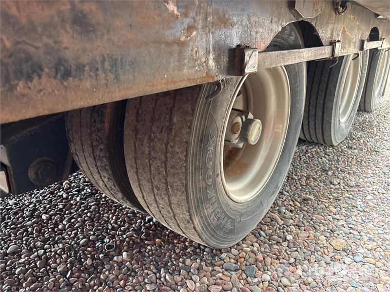 Utility Tri/A 8 Car Enclosed Car Carrier Trailer Vehicle transport semi-trailers