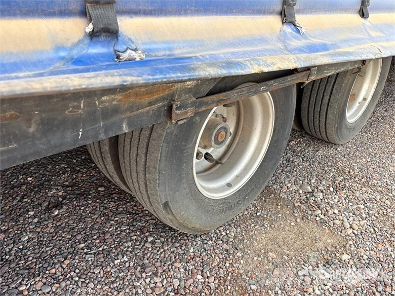 Utility Tri/A 8 Car Enclosed Car Carrier Trailer Vehicle transport semi-trailers