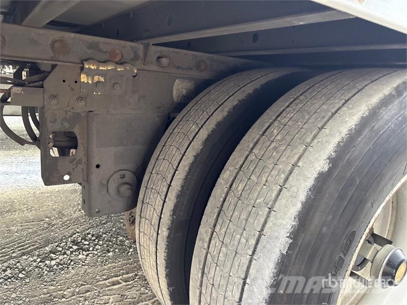 Utility VS2RA 48 ft x 102 in T/A Refrigerated Trailer 冷凍冷蔵トレーラー