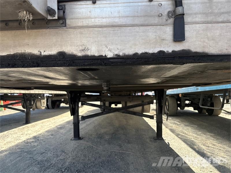 Utility VS2RA 48 ft x 102 in T/A Multi -Temp Refrigerated  Temperature controlled semi-trailers