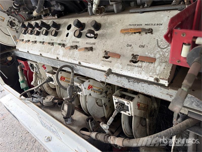 Valew Fuel and Lube Truck Body 商务面包车