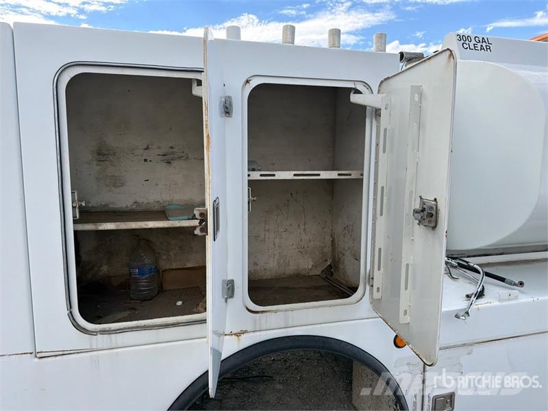 Valew Fuel and Lube Truck Body 商务面包车