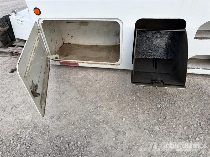 Valew Fuel and Lube Truck Body 商务面包车